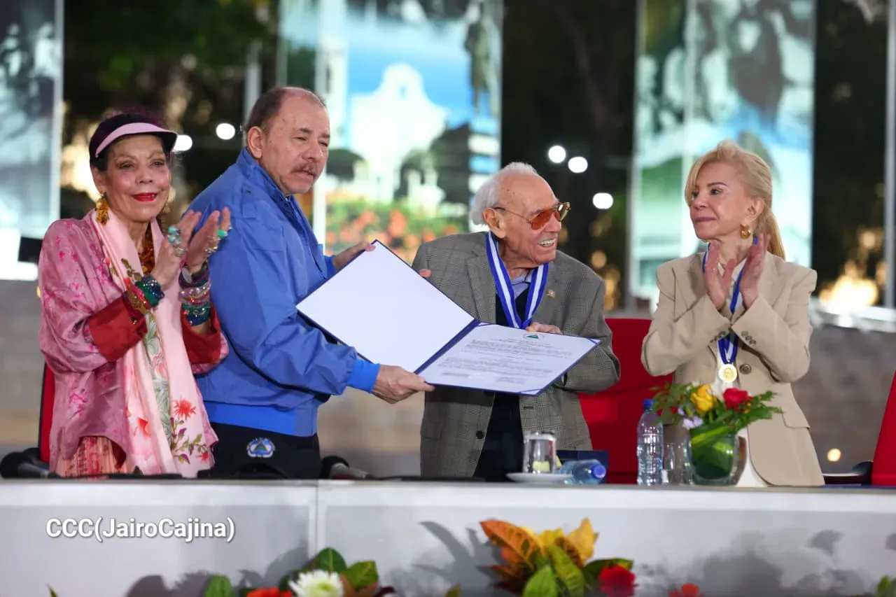 Entrega de primera Medalla de Reconciliación y Paz Cardenal Miguel Obando