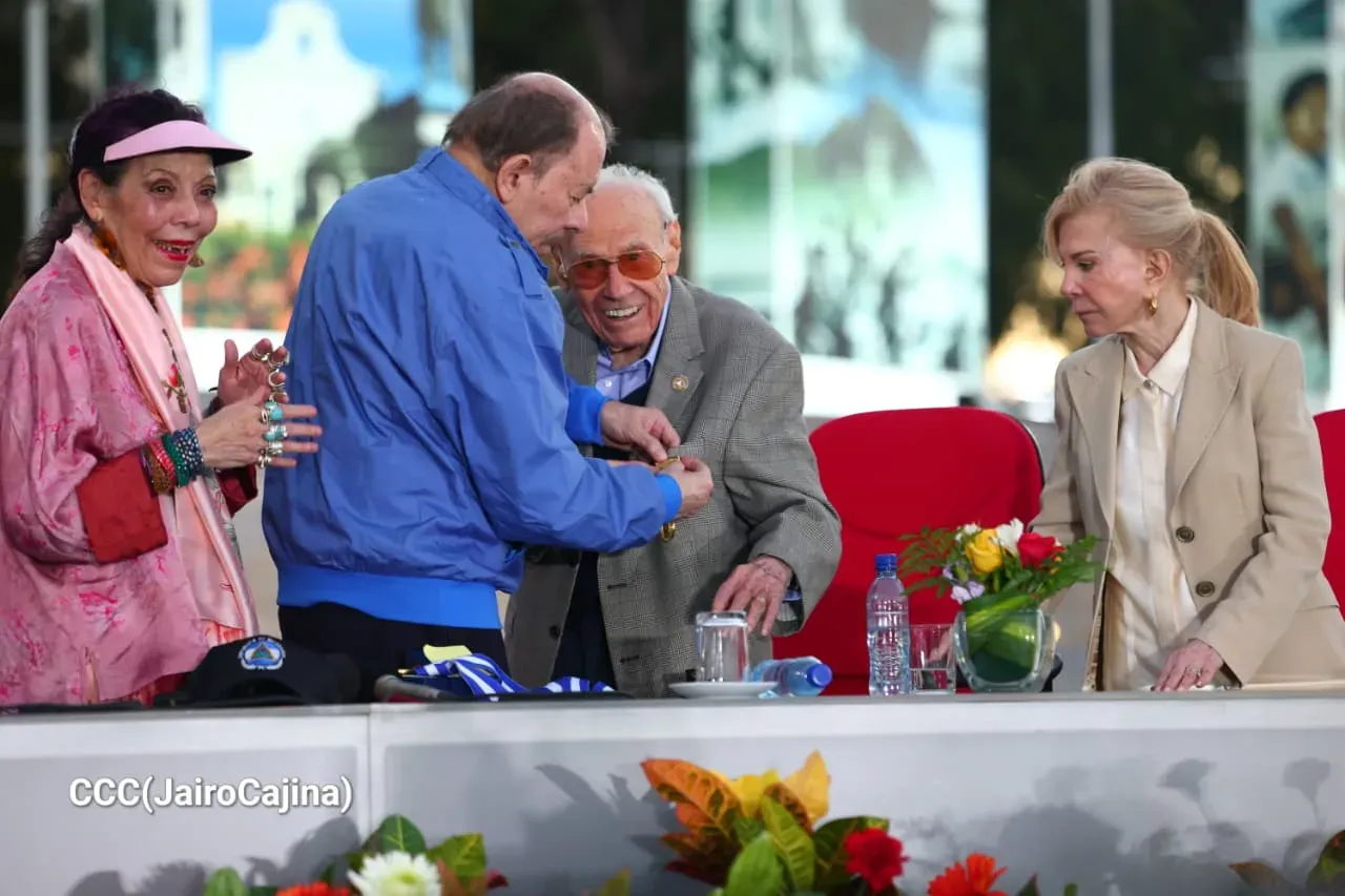 Entrega de primera Medalla de Reconciliación y Paz Cardenal Miguel Obando