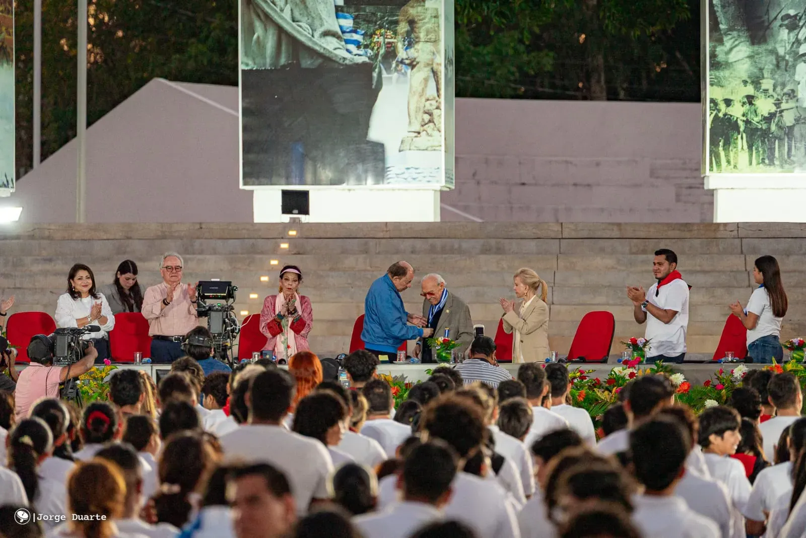 Entrega de primera Medalla de Reconciliación y Paz Cardenal Miguel Obando