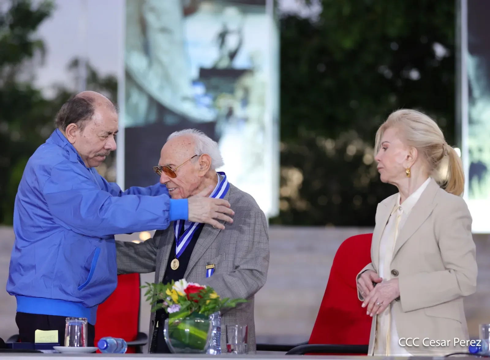 Entrega de primera Medalla de Reconciliación y Paz Cardenal Miguel Obando