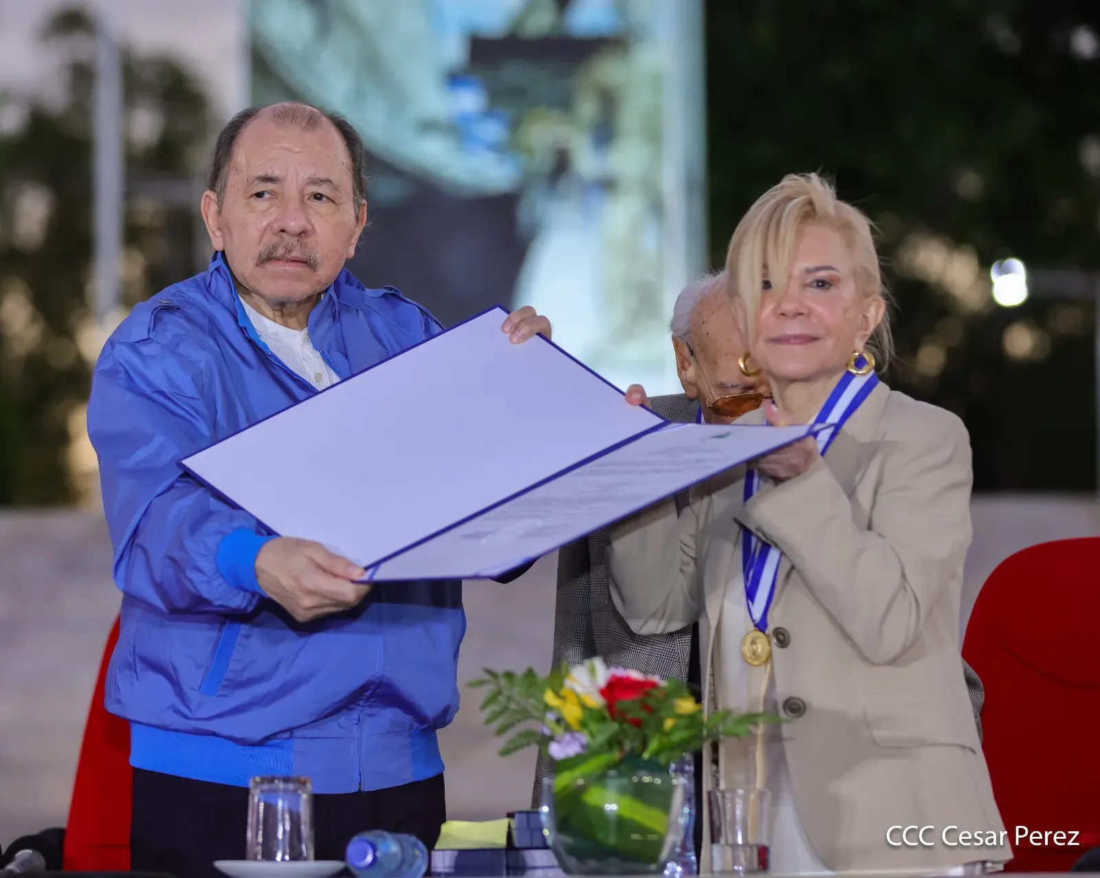 Entrega de primera Medalla de Reconciliación y Paz Cardenal Miguel Obando