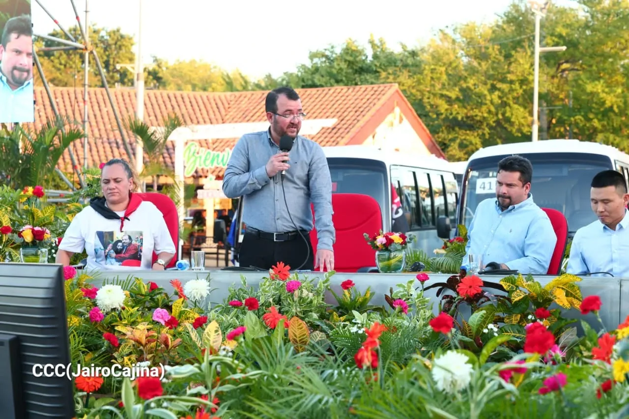 Cooperativas de Nicaragua reciben nuevas unidades de autobuses y microbuses de China