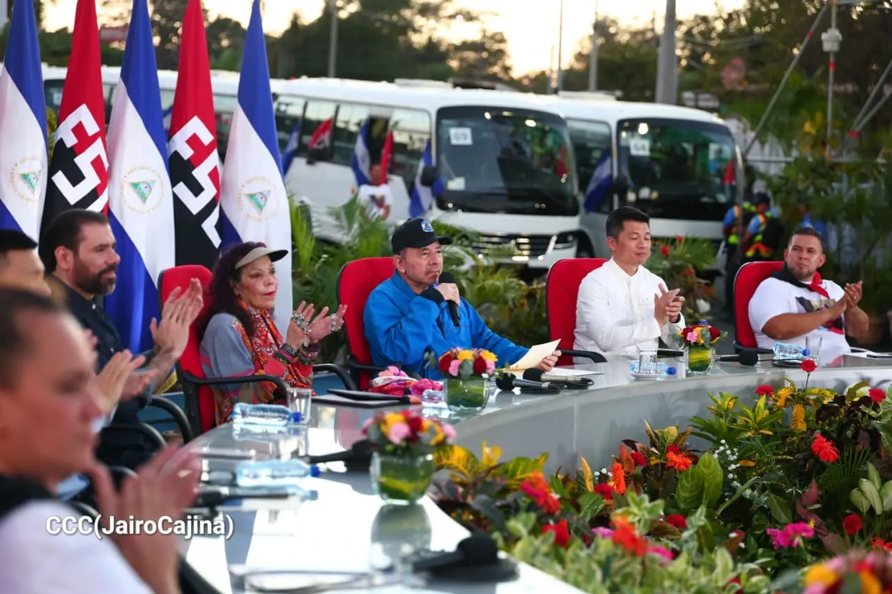 Cooperativas de Nicaragua reciben nuevas unidades de autobuses y microbuses de China