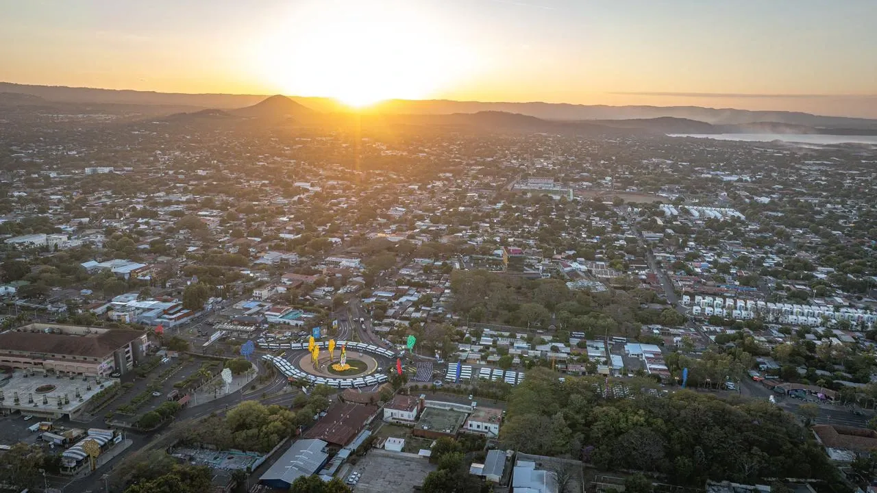 Cooperativas de Nicaragua reciben nuevas unidades de autobuses y microbuses de China