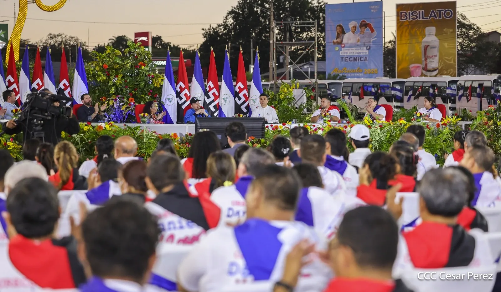 Cooperativas de Nicaragua reciben nuevas unidades de autobuses y microbuses de China
