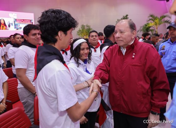 Entrega del Hospital Sandino Nuevo Amanecer en saludo al General de Hombres y Mujeres Libres