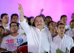 Daniel y Rosario celebran el 35/19 en Plaza La Fé