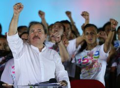 Daniel y Rosario celebran el 35/19 en Plaza La Fé