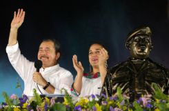 Daniel y Rosario celebran el 35/19 en Plaza La Fé