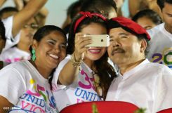 Daniel y Rosario celebran el 35/19 en Plaza La Fé