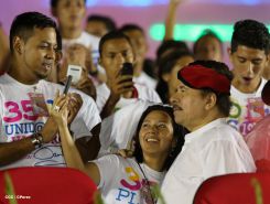 Daniel y Rosario celebran el 35/19 en Plaza La Fé