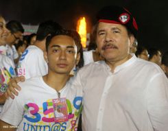 Daniel y Rosario celebran el 35/19 en Plaza La Fé