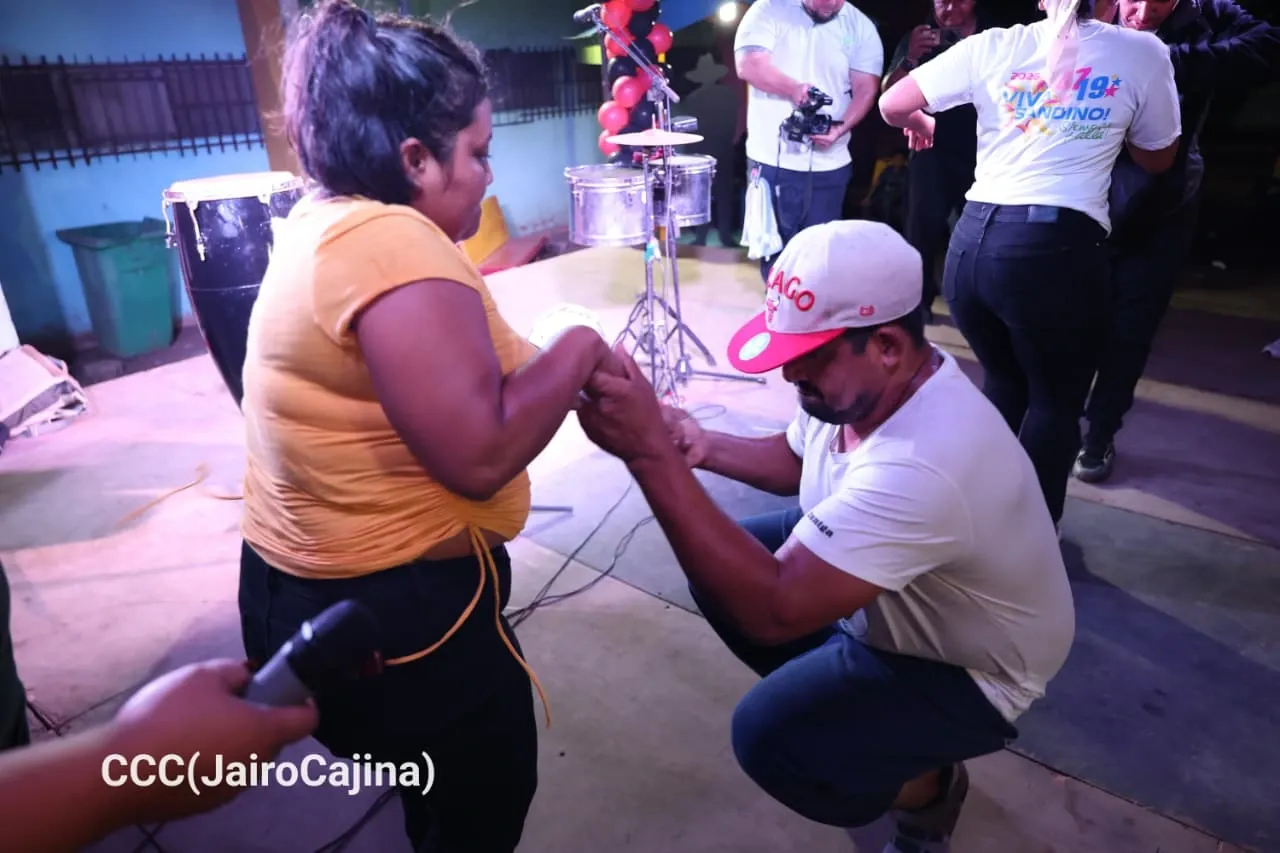 Familias protagonizan vigilias por el 47.° aniversario de la Revolución