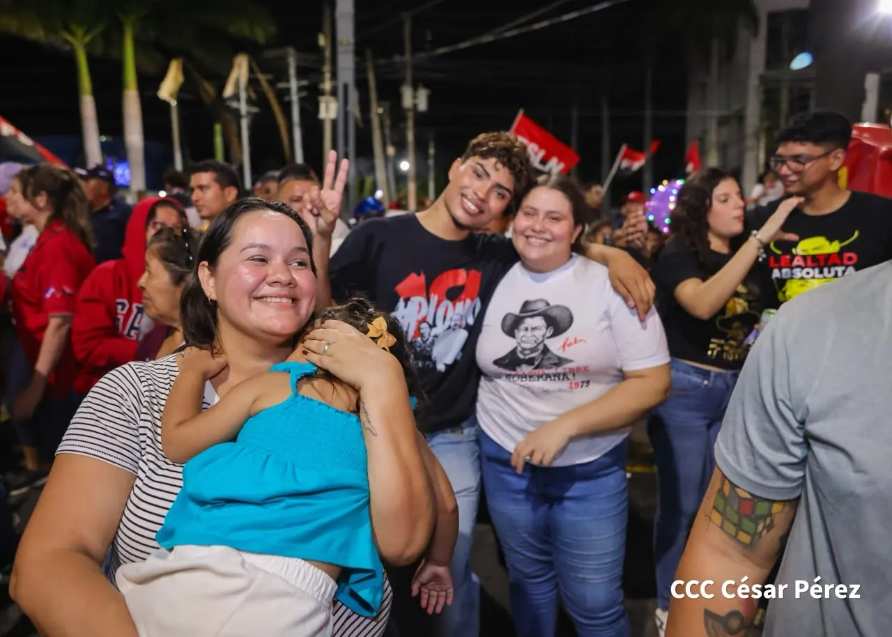 Familias protagonizan vigilias por el 47.° aniversario de la Revolución