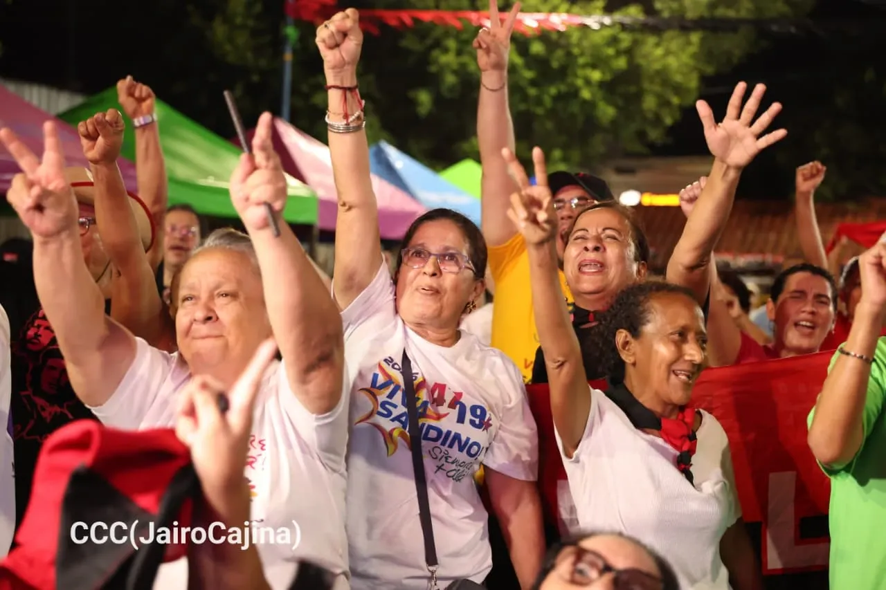 Familias protagonizan vigilias por el 47.° aniversario de la Revolución