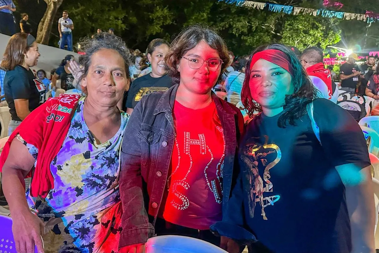 Familias protagonizan vigilias por el 47.° aniversario de la Revolución