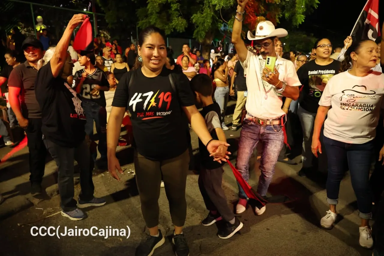Familias protagonizan vigilias por el 47.° aniversario de la Revolución
