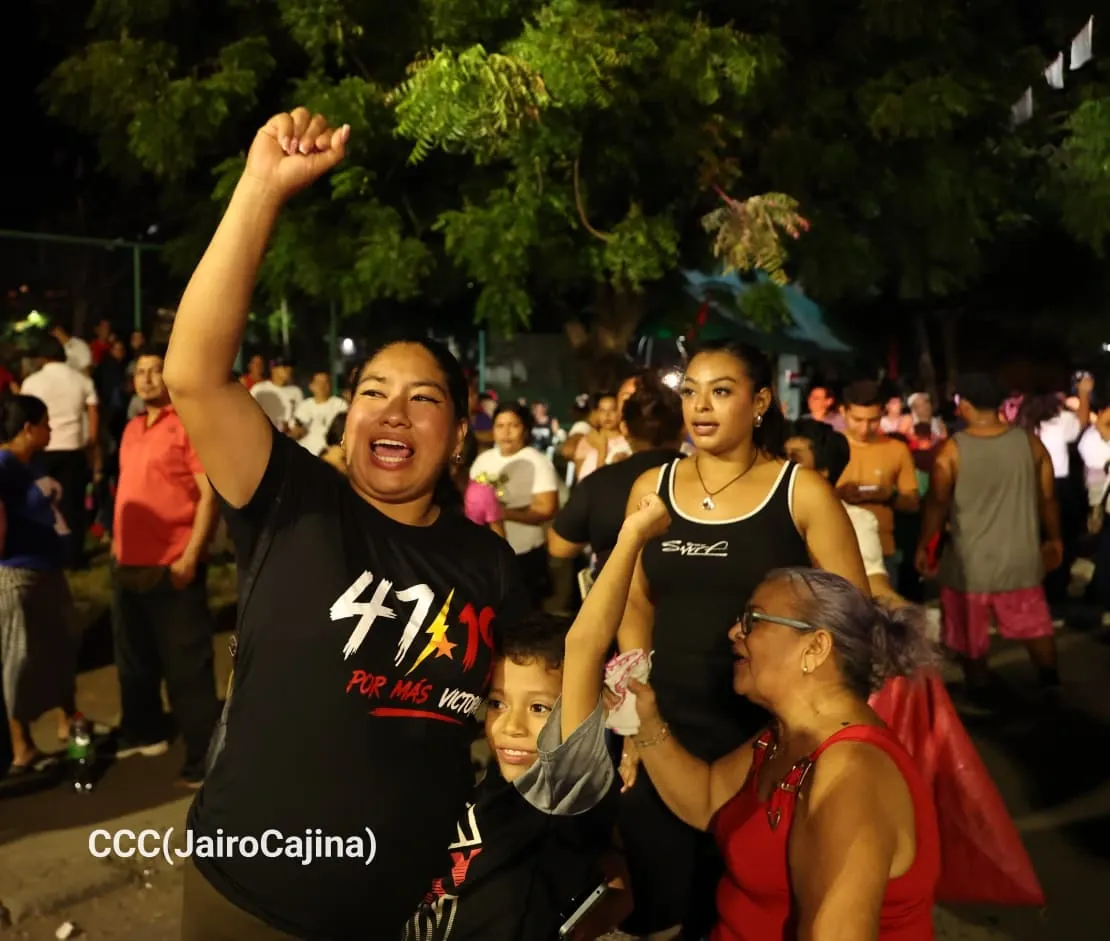 Familias protagonizan vigilias por el 47.° aniversario de la Revolución