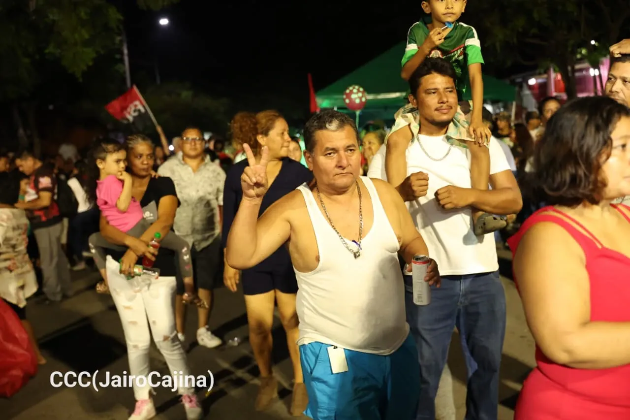 Familias protagonizan vigilias por el 47.° aniversario de la Revolución