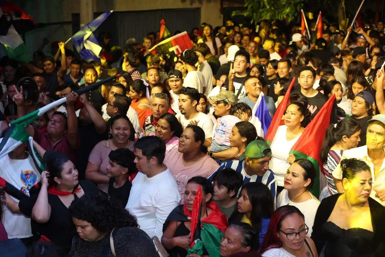 Familias protagonizan vigilias por el 47.° aniversario de la Revolución