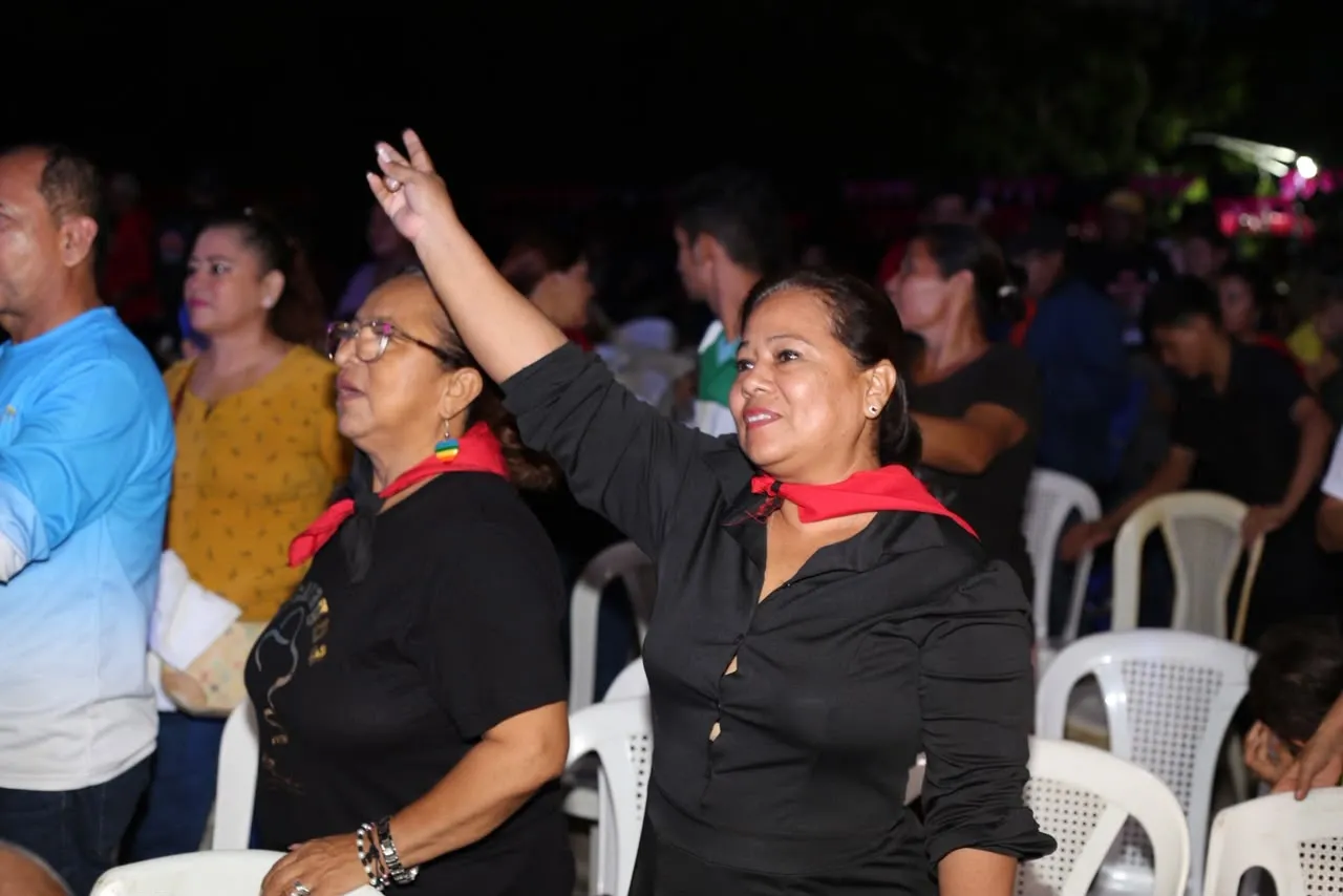 Familias protagonizan vigilias por el 47.° aniversario de la Revolución