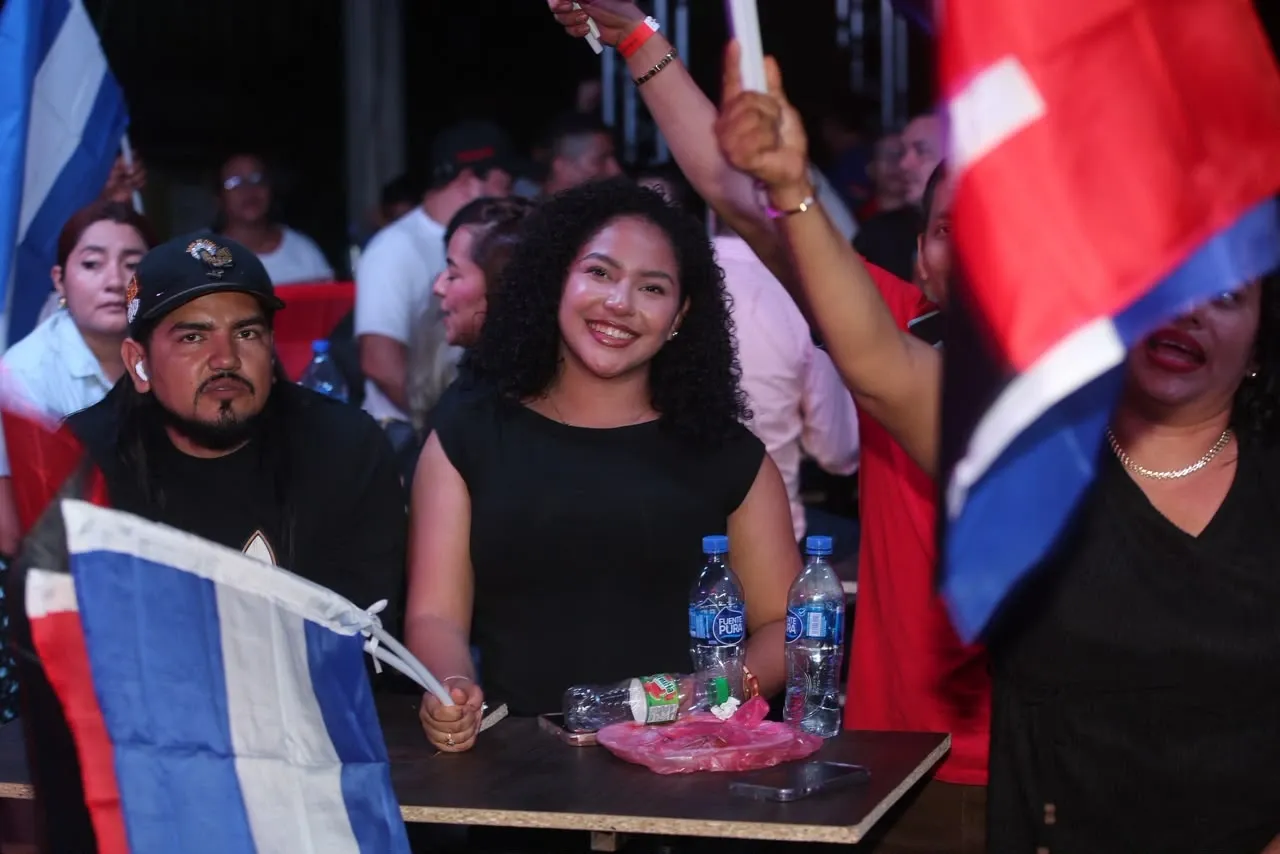 Familias protagonizan vigilias por el 47.° aniversario de la Revolución
