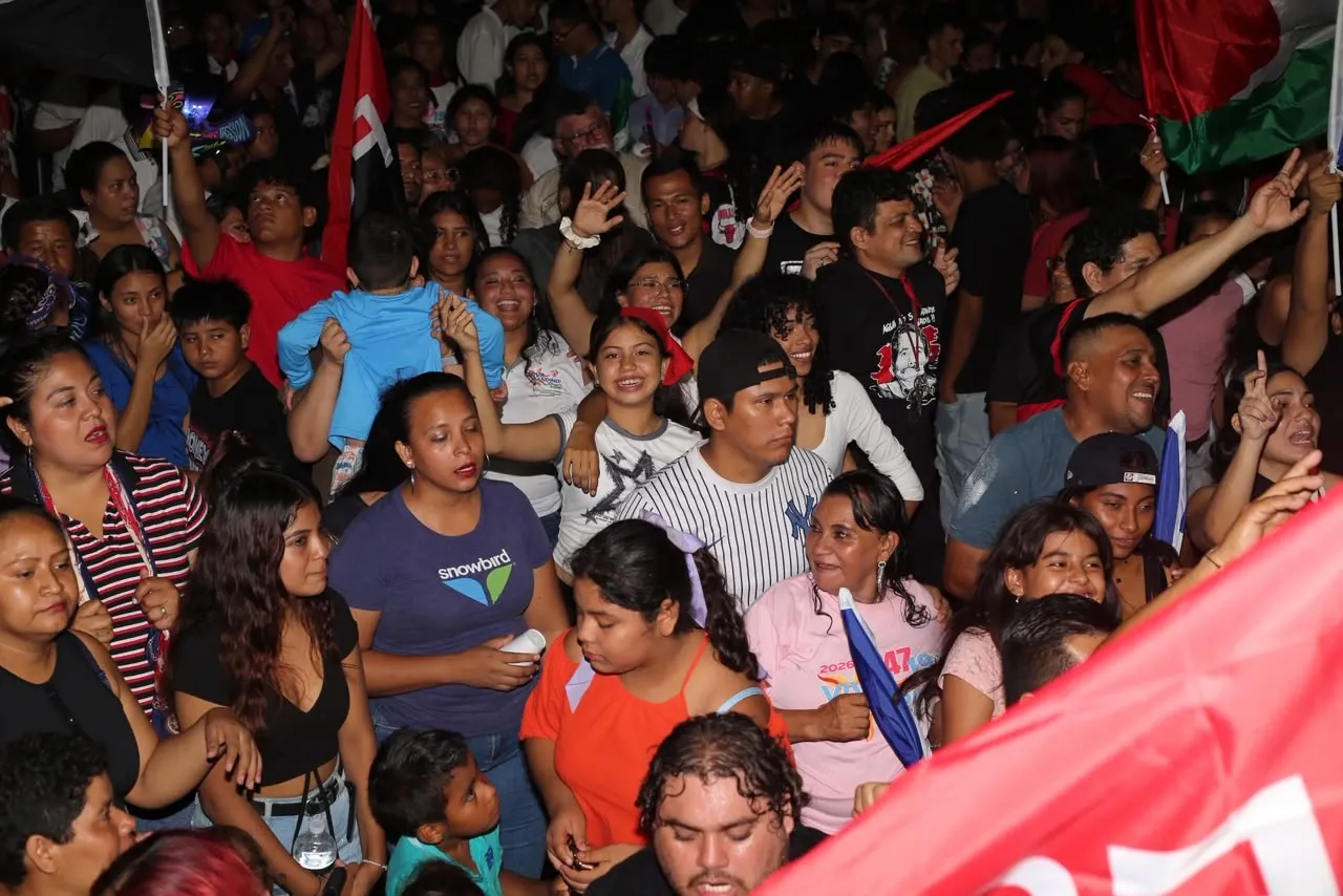 Familias protagonizan vigilias por el 47.° aniversario de la Revolución