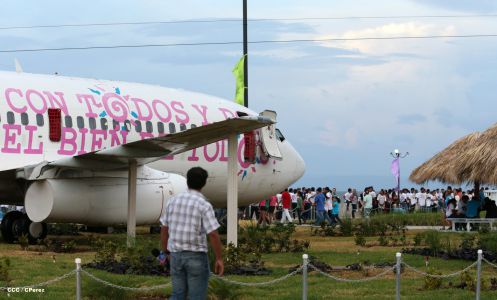 Familias disfrutan la belleza y creatividad del Paseo Xolotlán