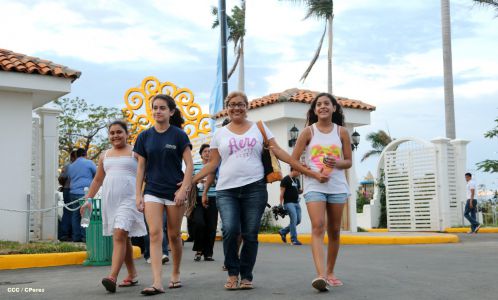 Familias disfrutan la belleza y creatividad del Paseo Xolotlán