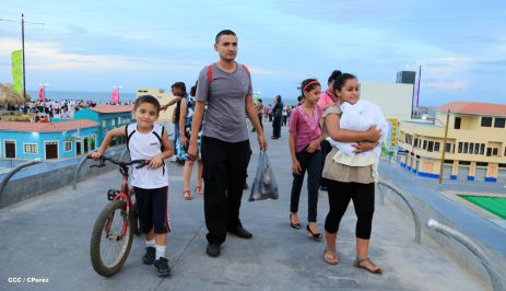 Familias disfrutan la belleza y creatividad del Paseo Xolotlán