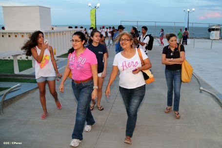 Familias disfrutan la belleza y creatividad del Paseo Xolotlán