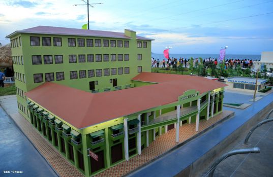 Familias disfrutan la belleza y creatividad del Paseo Xolotlán