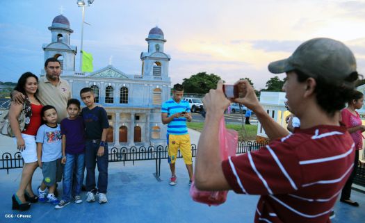 Familias disfrutan la belleza y creatividad del Paseo Xolotlán