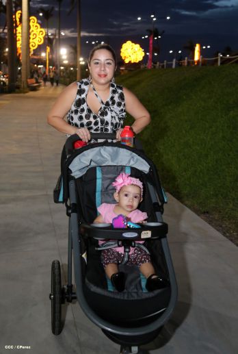 Familias disfrutan la belleza y creatividad del Paseo Xolotlán