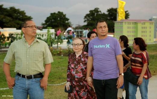 Familias disfrutan la belleza y creatividad del Paseo Xolotlán