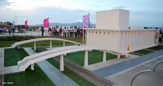 Familias disfrutan la belleza y creatividad del Paseo Xolotlán