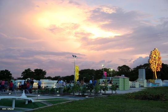 Familias disfrutan la belleza y creatividad del Paseo Xolotlán