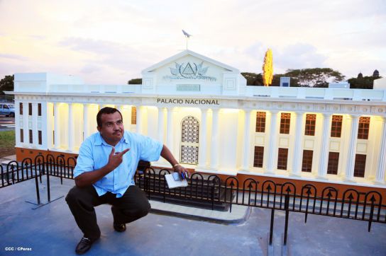 Familias disfrutan la belleza y creatividad del Paseo Xolotlán