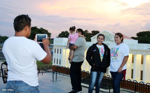 Familias disfrutan la belleza y creatividad del Paseo Xolotlán