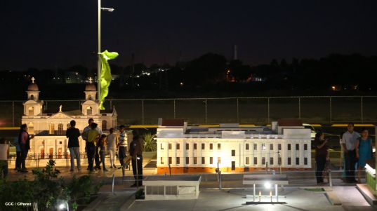 Familias disfrutan la belleza y creatividad del Paseo Xolotlán