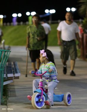 Familias disfrutan la belleza y creatividad del Paseo Xolotlán