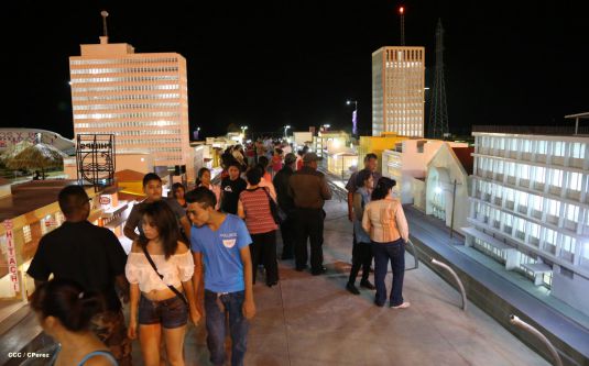 Familias disfrutan la belleza y creatividad del Paseo Xolotlán