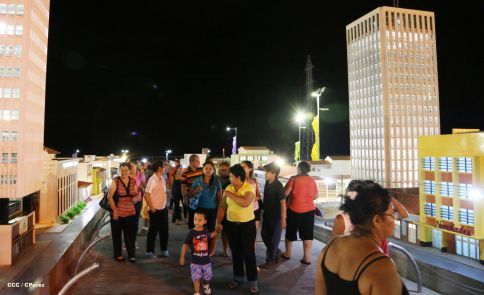 Familias disfrutan la belleza y creatividad del Paseo Xolotlán