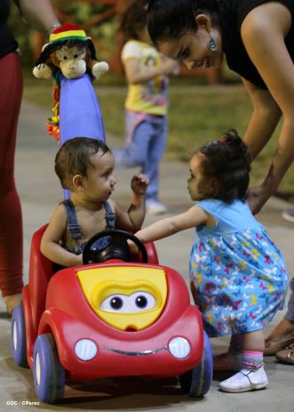 Familias disfrutan la belleza y creatividad del Paseo Xolotlán