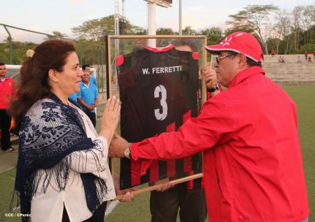 Triunfal debut rojinegro