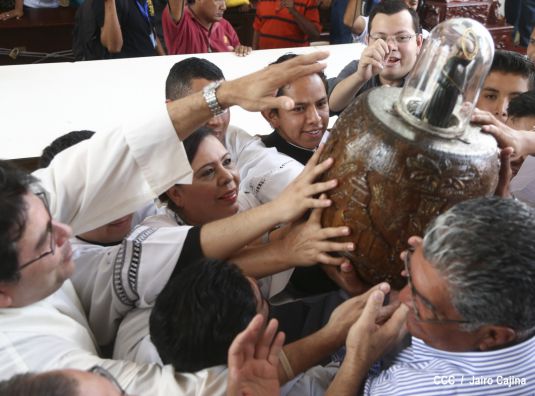 Devotos de Santo Domingo de Guzmán participan de la bajada de su santuario