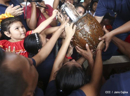 Devotos de Santo Domingo de Guzmán participan de la bajada de su santuario