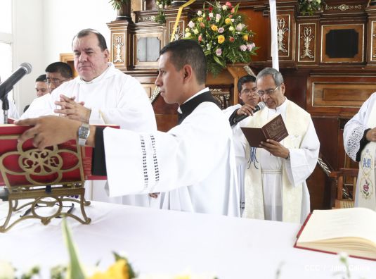 Devotos de Santo Domingo de Guzmán participan de la bajada de su santuario