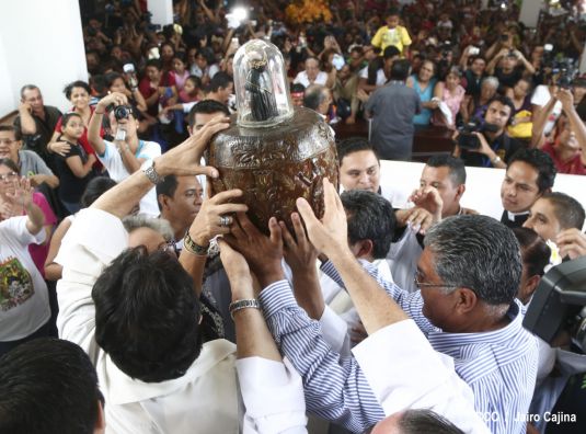 Devotos de Santo Domingo de Guzmán participan de la bajada de su santuario