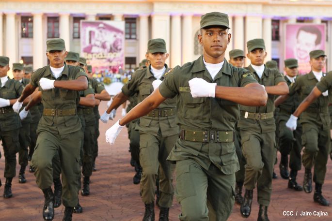 Daniel preside el 35 aniversario de la Fuerza Aérea